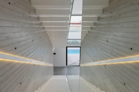 Εσωτερική σκάλα, Αθήνα περιοχή Πεντέλης Ελαιοχρωματισμός εσωτερικής σκάλας σε οικία στην περιοχή της Πεντέλης
