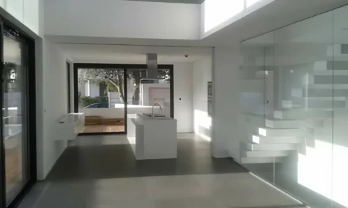 Μοντέρνα κατοικία, Ανθούσα Ελαιοχρωματισμός μοντέρνας κατοικίας στην περιοχή της Ανθούσας